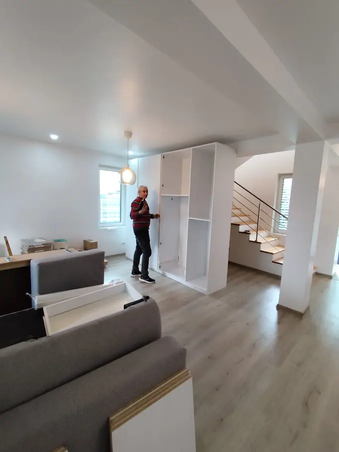 Mobilier voluminos într-o cameră în timpul mutării