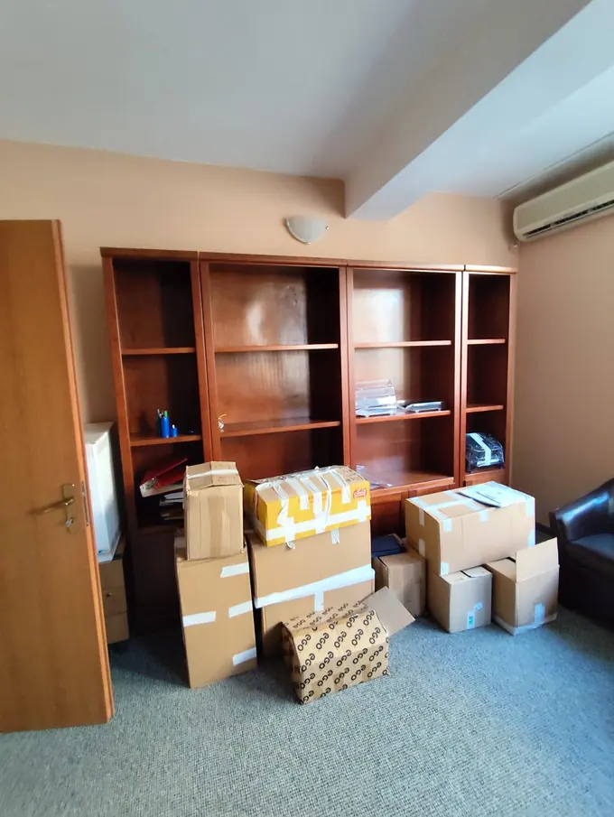 Dulapuri și cutii pregătite pentru mutare