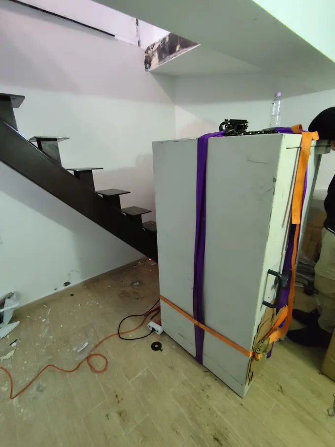 Electrocasnic voluminos poziționat lângă scară